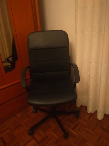 Chaise de bureau ergonomique noire à roulettes