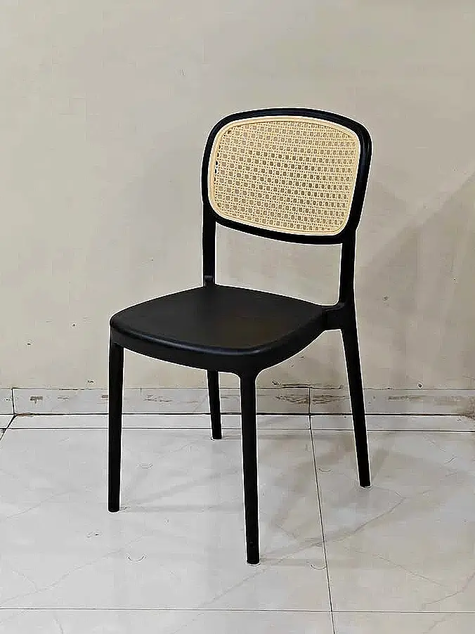 Silla de plástico con respaldo de rejilla