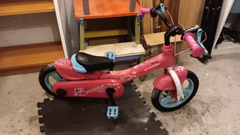 B'Twin pink 12-inch girls' bicycle
