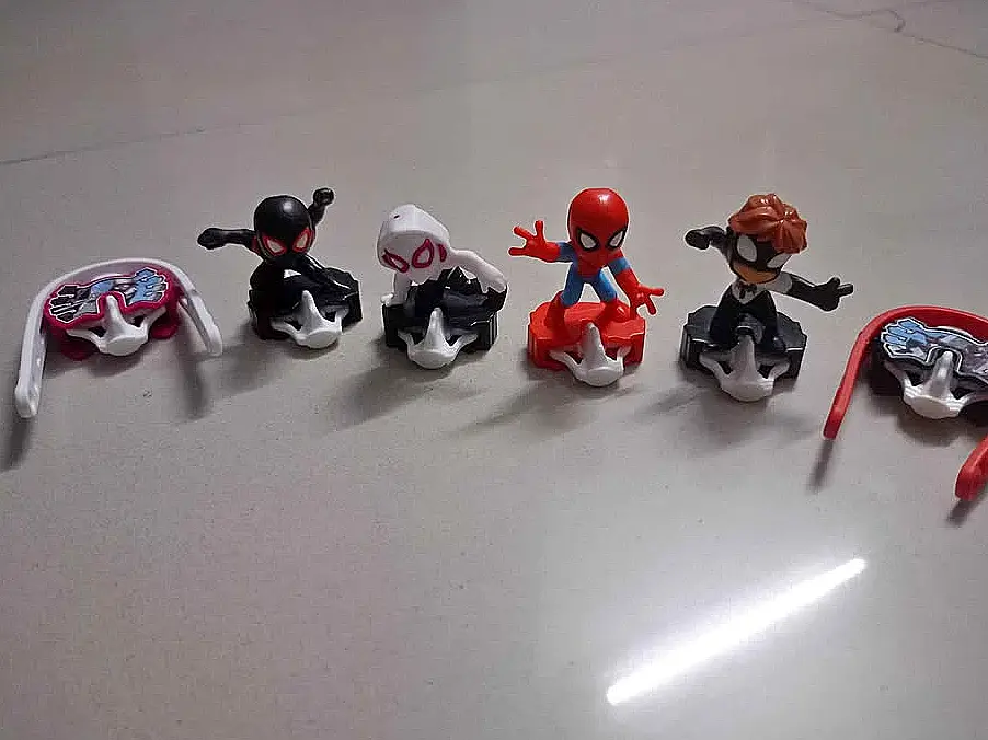 Vier Mini-Figuren Spider-Man mit Werfern