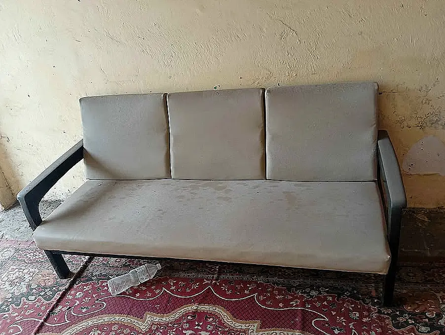 Wartesofa mit drei Sitzplätzen
