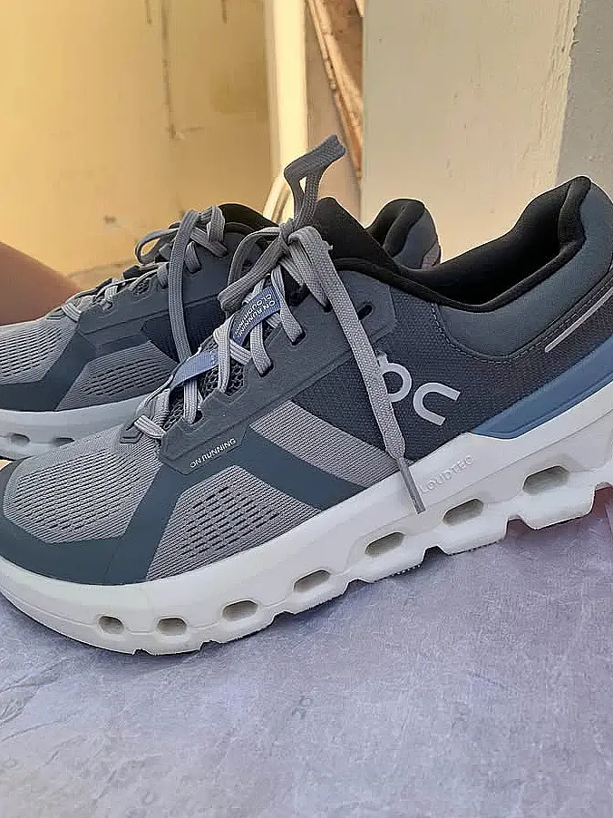 Baskets de running grises et noires