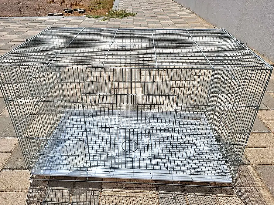 Cage grillagee avec bac en plastique