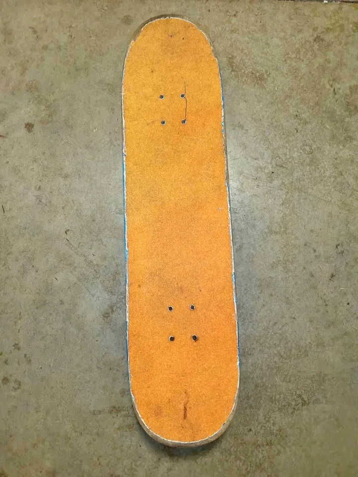 Tavola skateboard con grip arancio